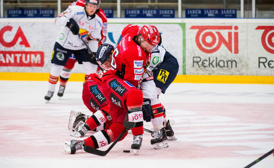 Almtunas Simon Löf vinner pucken mot Djurgårdens Michael