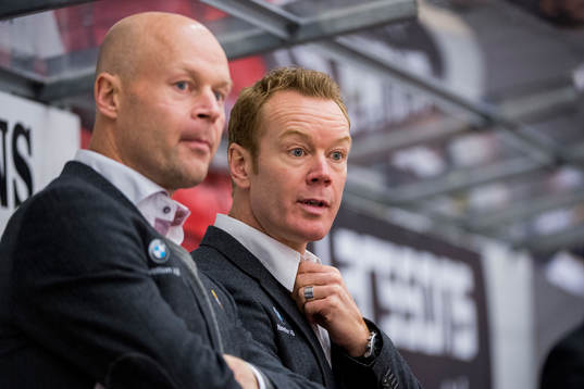 Almtunas assisterande tränare Marcus Ragnarsson och