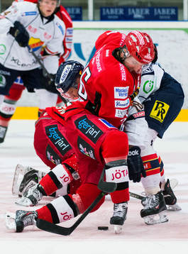 Almtunas Simon Löf vinner pucken mot Djurgårdens Michael