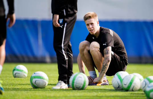 Malmö FFs Pontus Jansson sitter på en boll