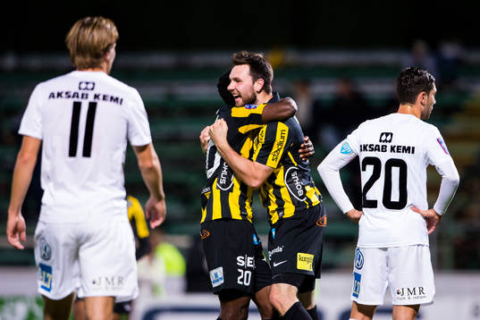 Häckens Mikolaj Lebedynski jublar ihop med Dominic Chatto