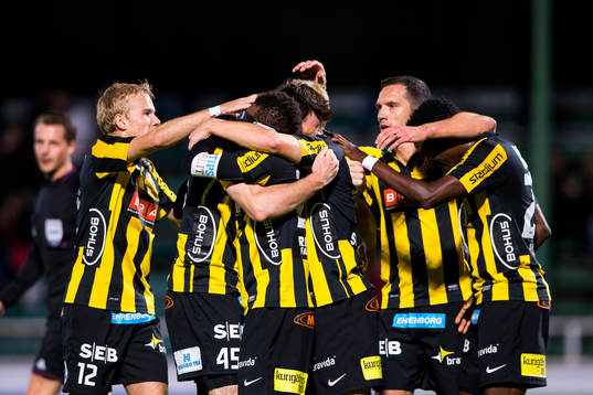 Häckens Mikolaj Lebedynski omfamnas