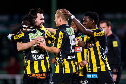 Häckens Mikolaj Lebedynski omfamnas
