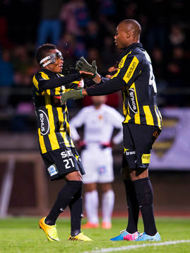 Häckens Nasiru Mohammed gör high five med 3-0 målskytten