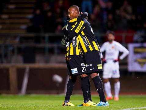 Häckens Nasiru Mohammed kramar om 3-0 målskytten Carlos