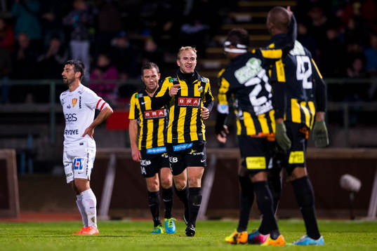 Häckens Kari Arkivuo springer fram för att gratulera 3-0