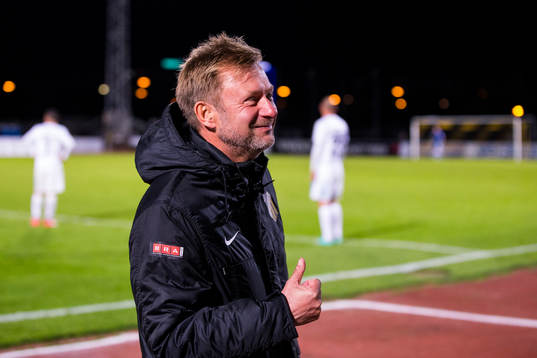 Häckens tränare Peter Gerhardsson gör tummen upp