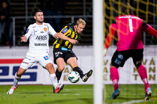 Häckens Kari Arkivuo spelar fram till 1-0