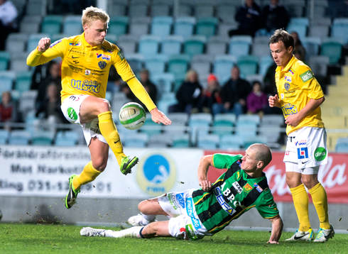 Falkenbergs Per Frick testar skott men GAIS Andreas