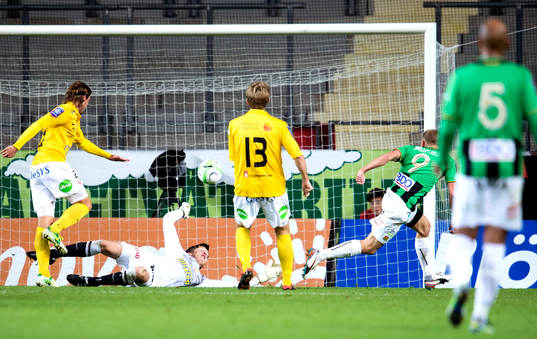 GAIS Joel Johansson gör 1-1 bakom Falkenbergs målvakt