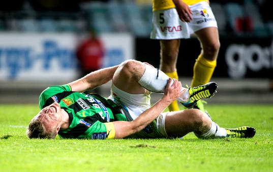 GAIS Björn Andersson skadar sig i slutet av matchen och