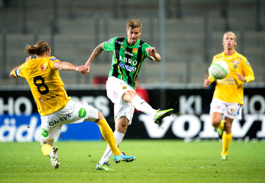 GAIS Andreas Drugge rensar undan bollen framför