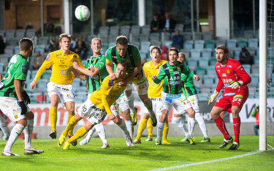 GAIS Björn Andersson och Falkenbergs Calle Wede i kamp om