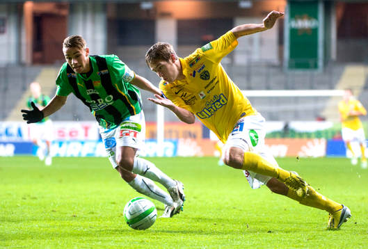 Falkenbergs Victor Sköld går förbi GAIS Malkolm Moenza