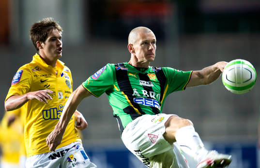 GAIS Andreas Augustsson slår iväg bollen framför