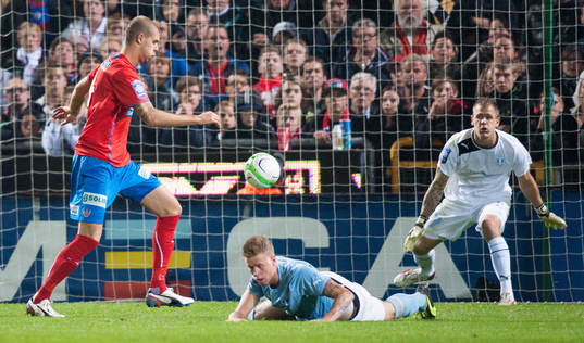 Robin Simovic, Helsingborg, har lurat ner Pontus Jansson,