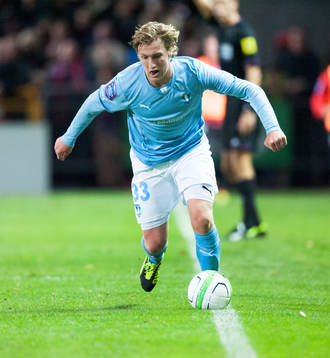 Emil Forsberg, Malmö FF, balanserar på sidlinjen