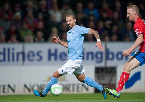 Guillermo Molins, Malmö, jagas av Peter Larsson,