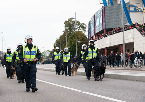 Stort polisuppbåd, poliser med polishundar utanför Olympia