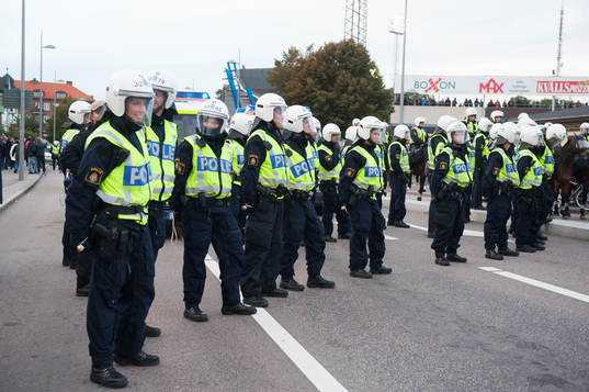 Stort polisuppbåd utanför Olympia