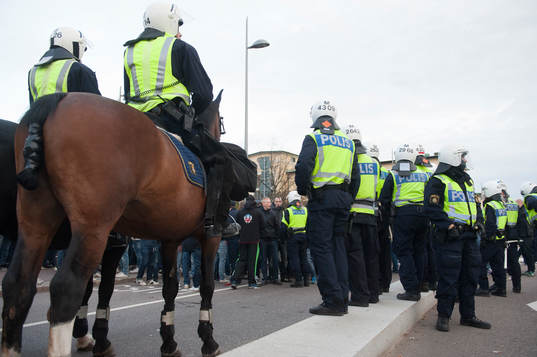 Stort polisuppbåd utanför Olympia