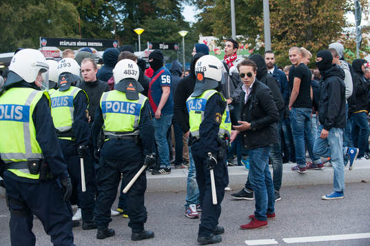 Stort polisuppbåd, bråkigt utanför Olympia
