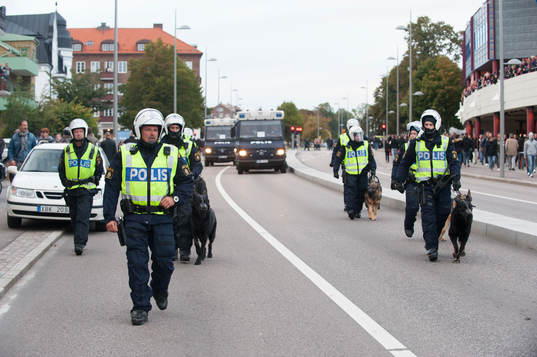 Stort polisuppbåd, poliser med polishundar utanför Olympia