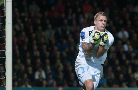 Johan Dahlin, målvakt, Malmö, bollen i säkert förvar i
