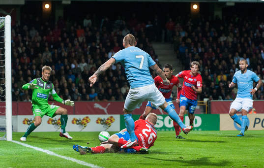 Magnus Eriksson, Malmö, inlägg framför Pär Hansson,