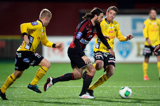 Brommapojkarnas Andreas Eriksson,  jagas av Elfsborgs