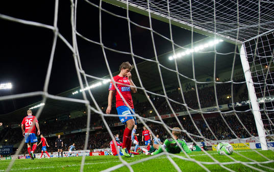 Malmös Erik Friberg gör 0-1 bakom Helsingborgs målvakt