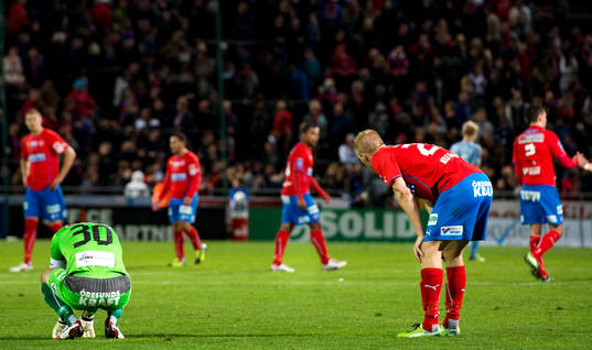 Helsingborgs målvakt Pär Hansson och Peter Larsson deppar