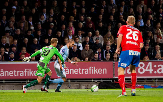 Helsingborgs målvakt Pär Hansson är långt ute