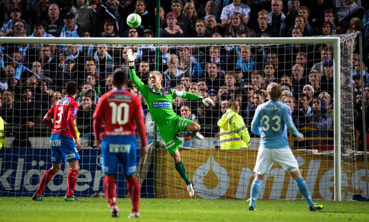 Helsingborgs målvakt Pär Hansson ser skottet från