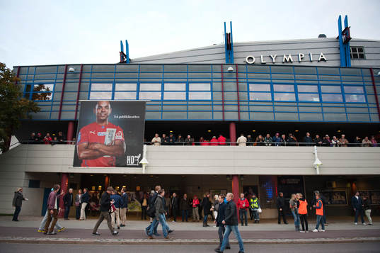 Folk utanför Olympia innan