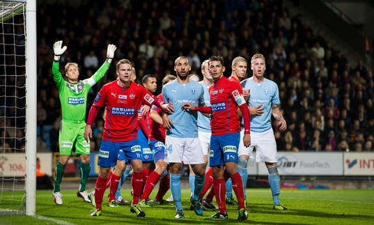 Helsingborgs Arnor Smarason och Loret Sadiku håller koll