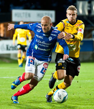 Åtvidabergs Daniel Sjölund och Mjällbys Simon Nilsson