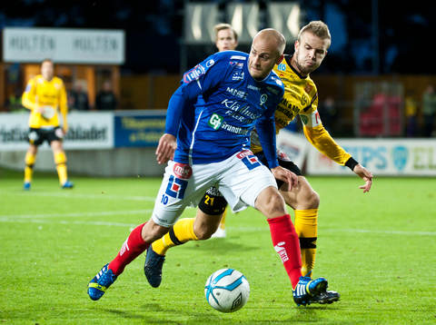 Åtvidabergs Daniel Sjölund och Mjällbys Simon Nilsson
