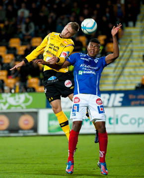 Åtvidabergs Rickardo Santos och Mjällbys Simon Nilsson