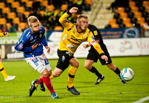 Åtvidabergs Anton Tinnerholm och Mjällbys Simon Nilsson