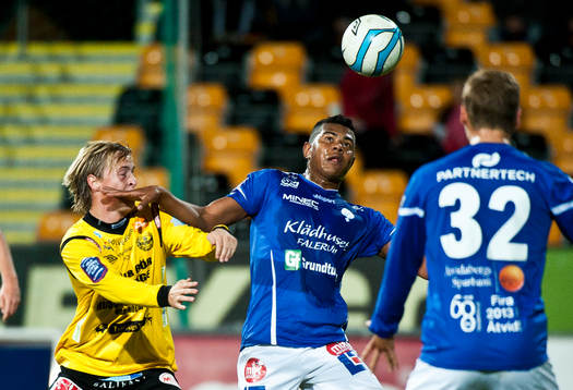 Åtvidabergs Rickardo Santos och Mjällbys Robin Strömberg