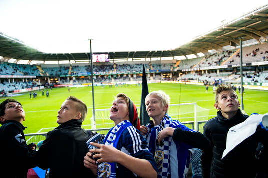 Unga supportrar laddar för matchen innan fotbollsmatchen i