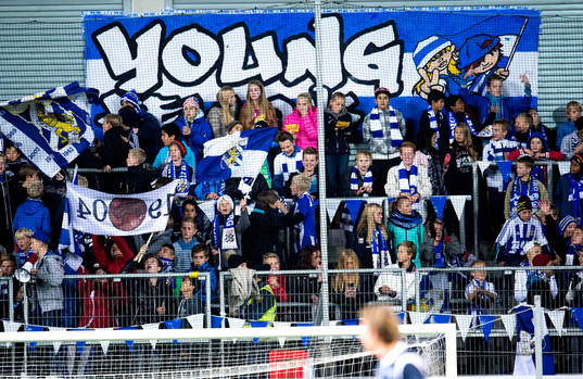 IFK Göteborgs sektion Young Fellows med unga supportrar