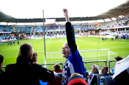 En ung supporter innan fotbollsmatchen i Allsvenskan mellan