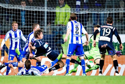 Gefles Jakob Orlov har en chans som IFK Göteborgs målvakt