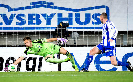 IFK Göteborgs målvakt John Alvbåge gör en räddning