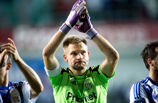 IFK Göteborgs målvakt John Alvbåge  tackar fansen