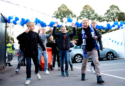 Unga supportrar på väg in till sektionen Young Fellows