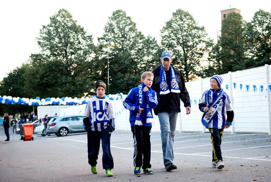 Unga supportrar på väg in till sektionen Young Fellows