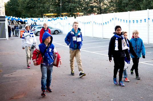 Unga supportrar på väg in till sektionen Young Fellows